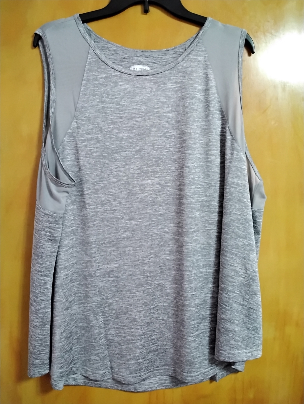 Light Gray Sleeveless Women’s Top - Athletic Style Size 3XL